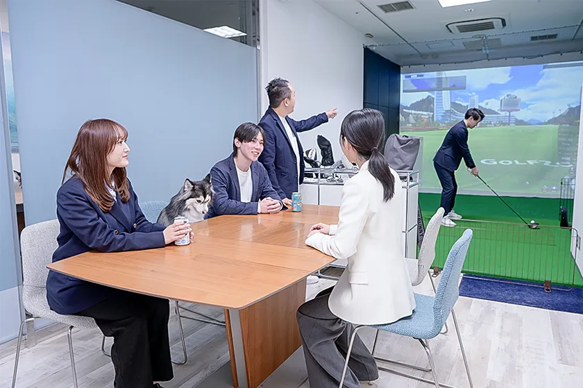 シミュレーションゴルフ設備のある1階オフィス内観