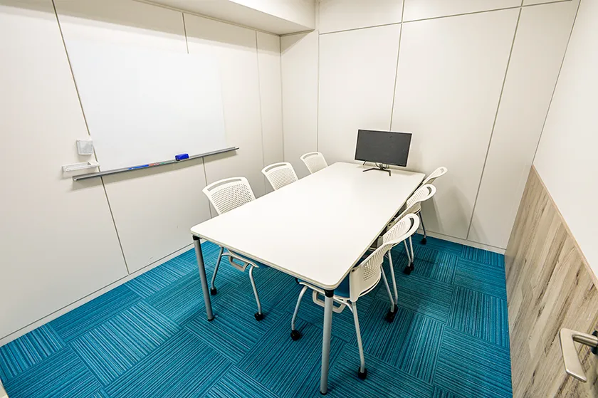 株式会社バックステージ 東京本社 小会議室写真