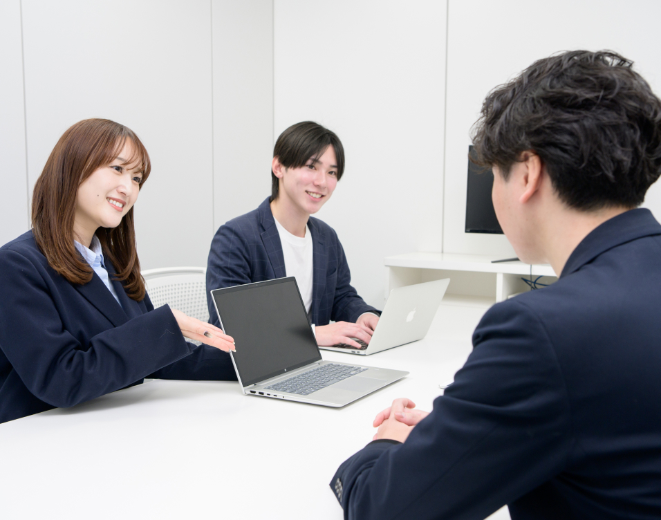 会議室でのディスカッション